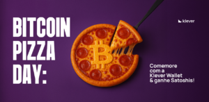 Pizza de pepperoni com símbolo do Bitcoin no centro, com uma fatia sendo retirada, sobre fundo roxo. Texto: 'Bitcoin Pizza Day: Comemore com a Klever Wallet & ganhe Satoshis!
