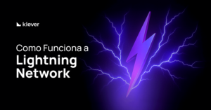 Imagem com o logo da Klever à esquerda e o texto 'Como Funciona a Lightning Network' sobre um fundo preto. À direita, um raio roxo estilizado em meio a relâmpagos, simbolizando a rede Lightning do Bitcoin