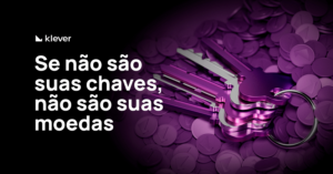 Chaveiro metálico com chaves roxas sobre pilha de tokens, ao lado da frase “se não são suas chaves, não são suas moedas” com logo da Klever.