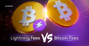 Duas moedas douradas de Bitcoin se enfrentando, com faíscas entre elas. A moeda da esquerda representa a Lightning Network, com um ícone de raio roxo. Abaixo, o texto “Taxas do Bitcoin vs Taxas da Lightning” aparece em tipografia destacada e contrastante, com a marca Klever.