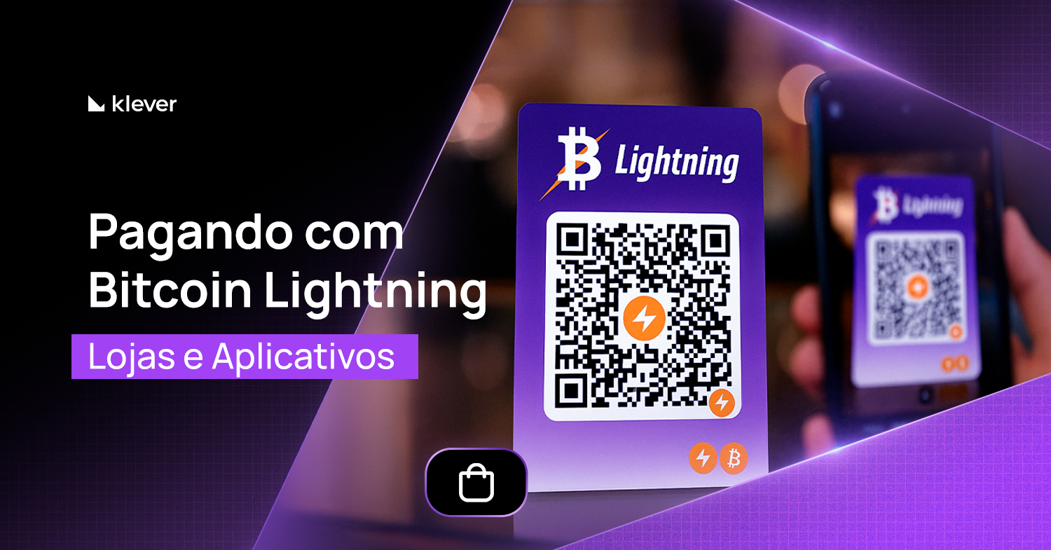 Cartão digital com QR code para pagar com Bitcoin via Lightning sendo escaneado por um celular, com o texto "Pagando com Bitcoin Lightning – Lojas e Aplicativos", da Klever Wallet